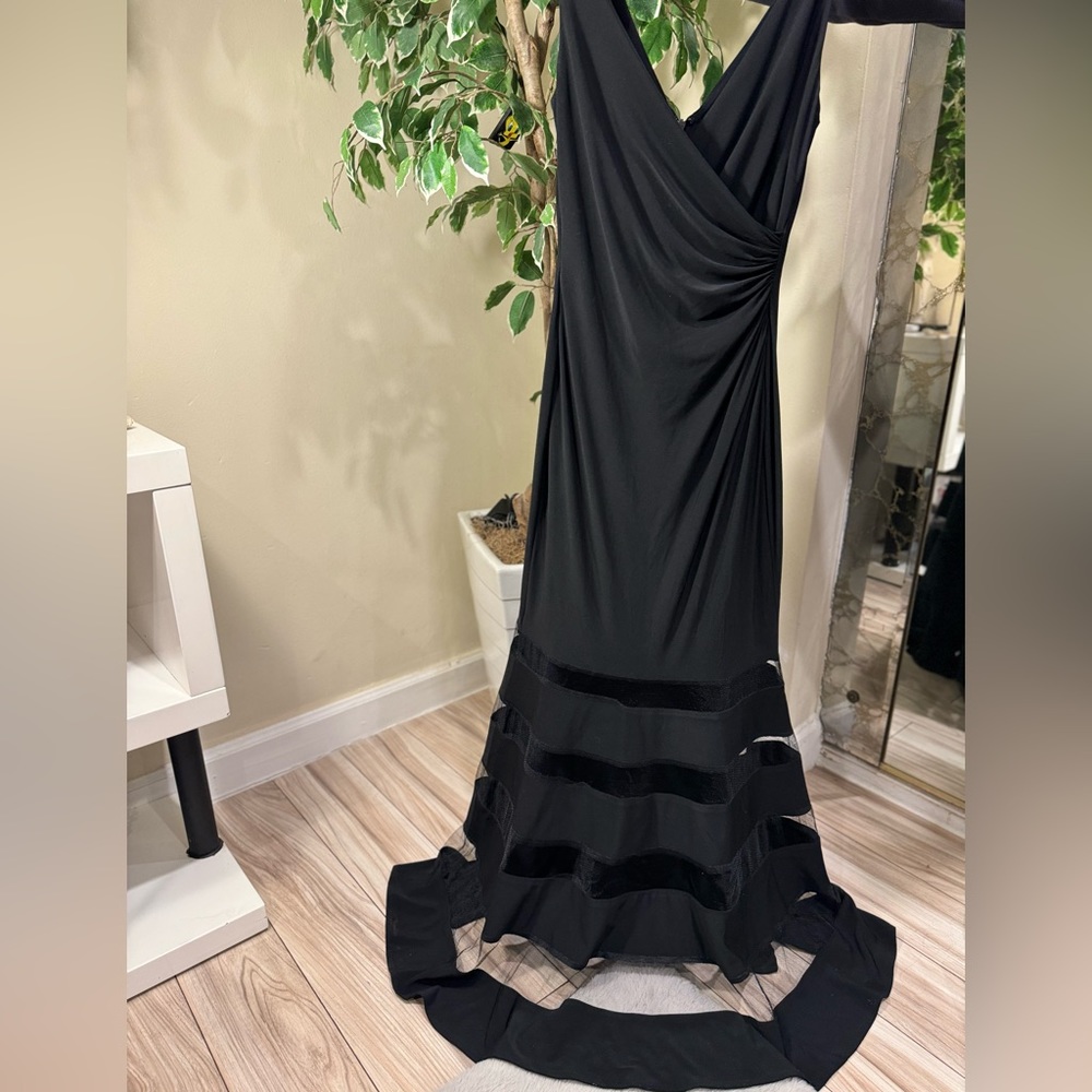 Ralph Lauren black mermaid, dress, stretching, material, great quality, size 4